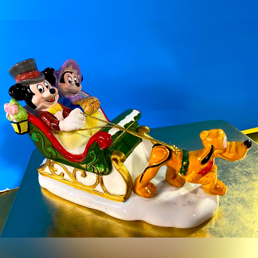 Walt Disney Winter Wonderland Mickey Minnie Pluto w/Sleigh VTG Musical Figurine